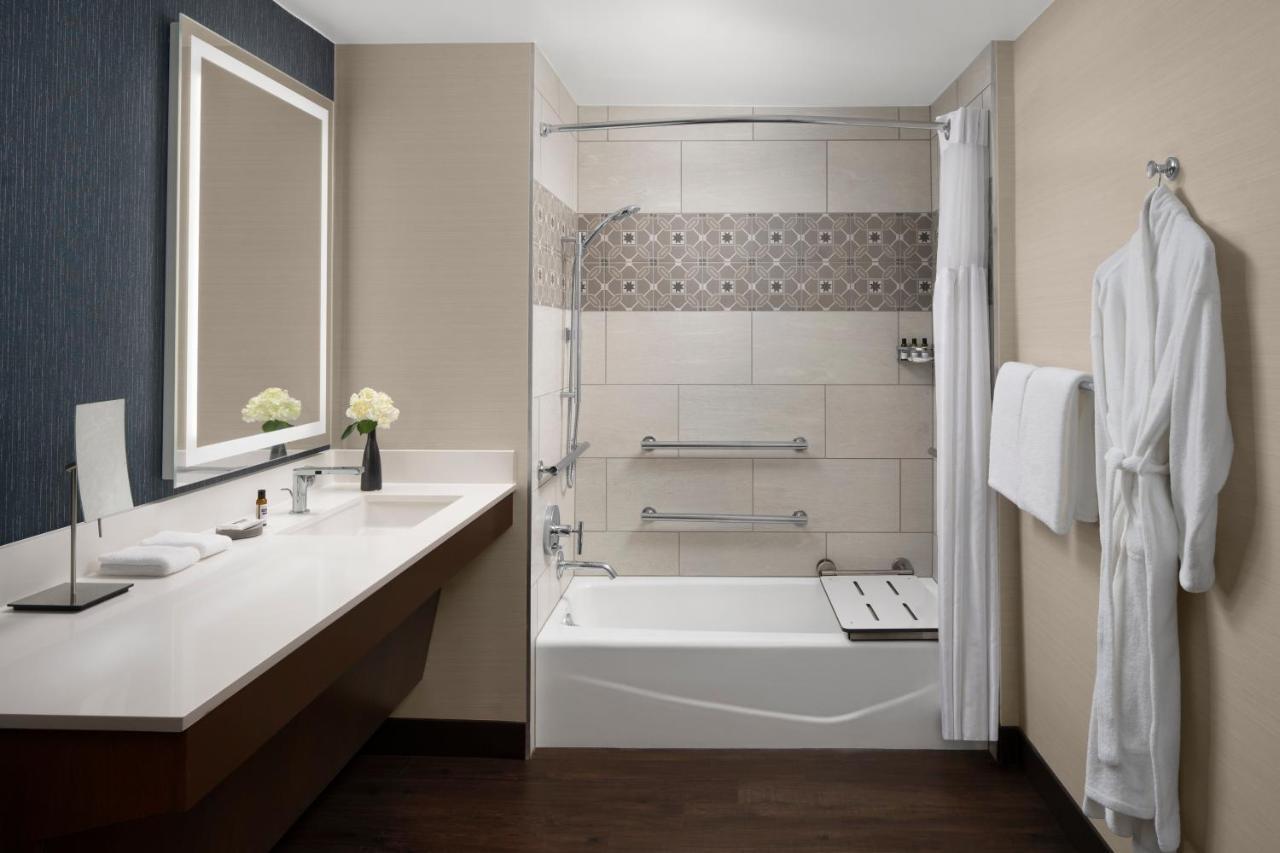 King Room with Accessible Tub - Disability Access,1264889461:JPEG